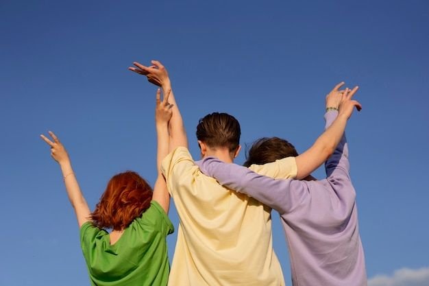 Friendship Day 2026 Special: डिजिटल दौर में कितना बदला 'दोस्ती' का दायरा? फिल्टर वाली दुनिया में अनफिल्टर्ड रिश्तों की अहमियत 