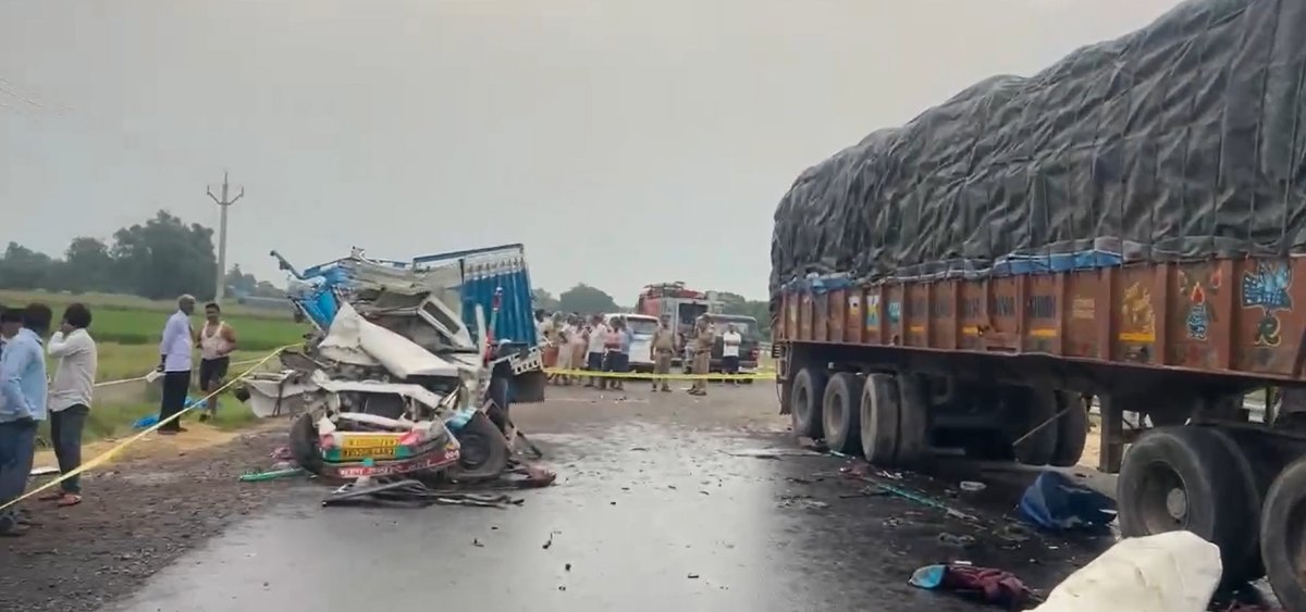 UP Accident News : कासगंज में मैक्स पिकअप और ट्रक के बीच जोरदार भिड़ंत, 3 लोगों की मौत, 23 घायल