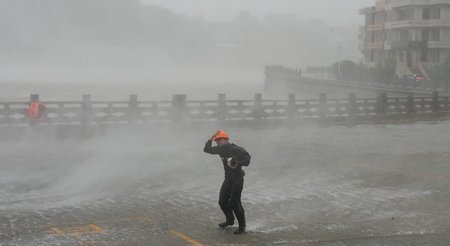 Japan Typhoon 18 Alert: जापान में 'टाइफून-18' को लेकर हाई अलर्ट; ओकिनावा और अमामी की ओर तेजी से बढ़ा भीषण चक्रवाती तूफान, 216 किमी/घंटा की हवाओं और भूस्खलन की चेतावनी