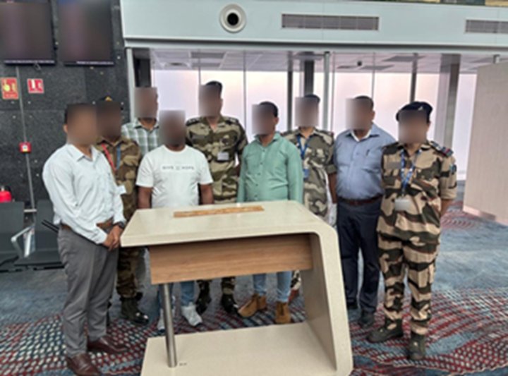 CISF की बेंगलुरु एयरपोर्ट पर बड़ी कार्रवाई; पैंट के कमरबंद में छिपाकर लाया जा रहा 260 ग्राम सोने जैसा पाउडर जब्त, दो यात्री हिरासत में