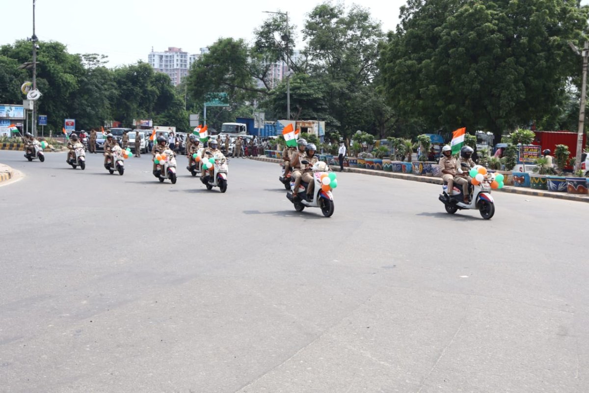 'हर घर तिरंगा' अभियान: गौतमबुद्धनगर पुलिस ने निकाली तिरंगा बाइक रैली, 180 पुलिसकर्मियों ने देशभक्ति का दिया संदेश