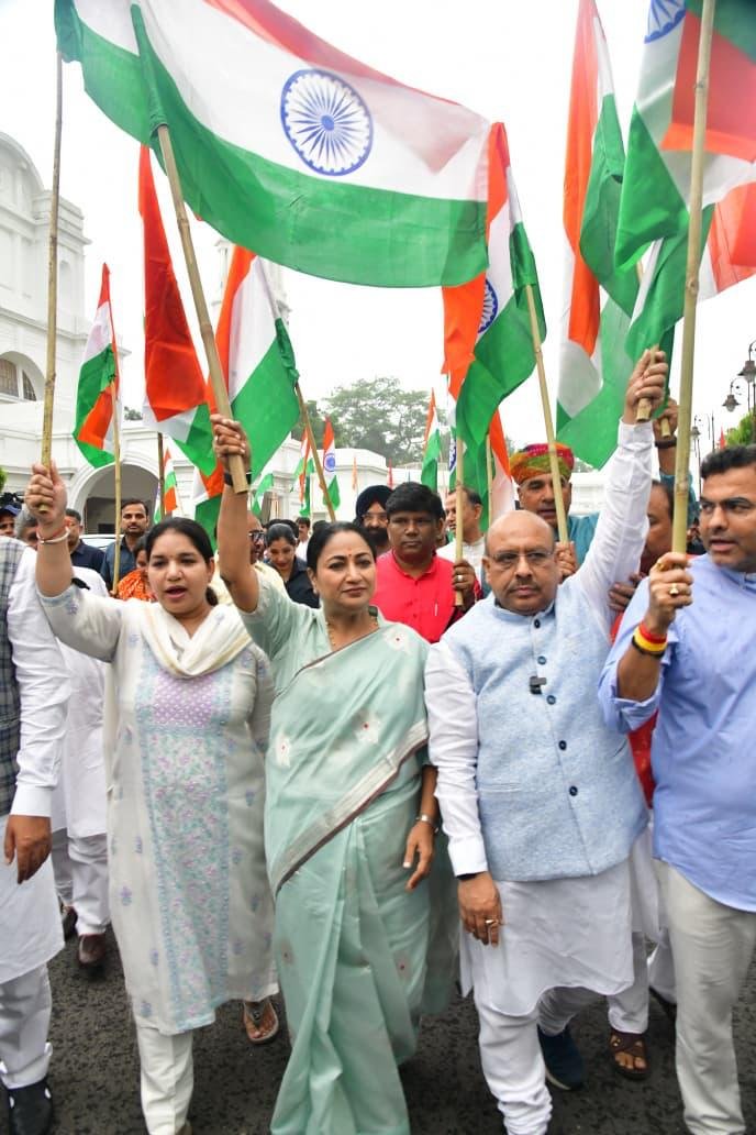 दिल्ली विधानसभा में निकली 'तिरंगा यात्रा', सीएम रेखा गुप्ता और स्पीकर विजेंद्र ने किया नेतृत्व 
