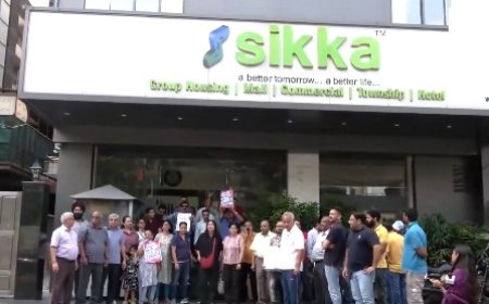 नोएडा सेक्टर 79 के निवासियों ने बिजली और साफ पानी जैसी बुनियादी सुविधाओं को लेकर सिक्का बिल्डर्स के खिलाफ किया विरोध प्रदर्शन