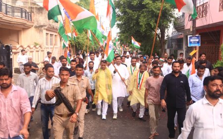 बारिश में भी नहीं थमा राष्ट्रभक्ति का जोश, क्रांतिकारी मेरठ से निकली भव्य तिरंगा यात्रा