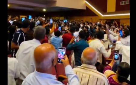 IAS Tukaram Mundhe Standing Ovation: आईएएस तुकाराम मुंढे को महाराष्ट्र कार्यक्रम में मिला स्टैंडिंग ओवेशन; परेश रावल ने सीएम फडणवीस से की खास अपील