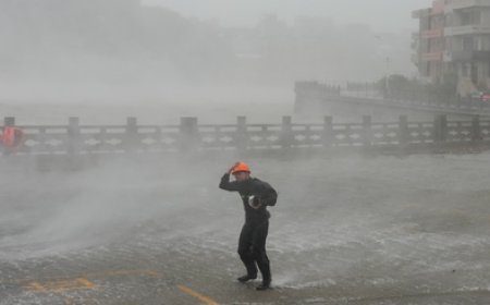 Japan Typhoon 18 Alert: जापान में 'टाइफून-18' को लेकर हाई अलर्ट; ओकिनावा और अमामी की ओर तेजी से बढ़ा भीषण चक्रवाती तूफान, 216 किमी/घंटा की हवाओं और भूस्खलन की चेतावनी