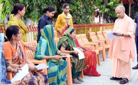 अधिकारियों से बोले सीएम योगी; 'शीघ्रता, संवेदनशीलता और पूर्ण पारदर्शिता से हो जनता की शिकायतों का निस्तारण, लापरवाही पर होगी कार्रवाई'