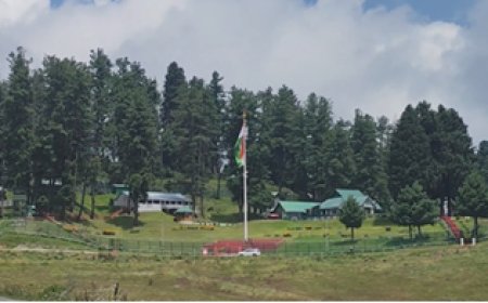 स्वतंत्रता दिवस से पहले देशभक्ति के रंग में रंगा कश्मीर; गुलमर्ग में 110 फीट ऊंचा तिरंगा बना आकर्षण का केंद्र