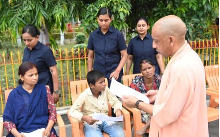 जनता दर्शन में सीएम योगी ने सुनी समस्याएं, बोले-घबराइए मत, कराएंगे हर परेशानी का समाधान 