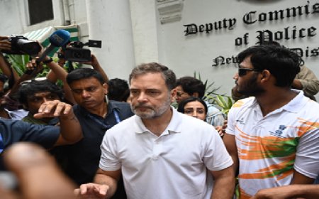 राहुल गांधी के प्रदर्शन के दौरान संसद मार्ग थाने की दीवार गंदी करने पर एक की गिरफ्तारी, फिर जमानत पर रिहाई