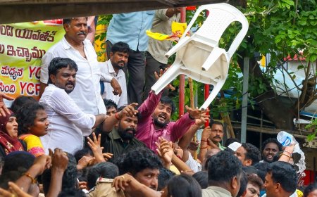 डीएससी पेपर लीक: प्रदर्शनकारियों पर हमले को लेकर जगन ने आंध्र के सीएम की आलोचना की