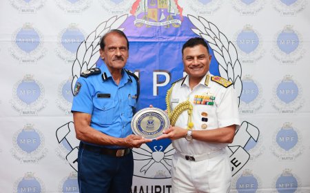 भारतीय नौसेना प्रमुख ने मॉरीशस के शीर्ष अधिकारियों के साथ की बातचीत, समुद्री सुरक्षा सहयोग पर हुई चर्चा