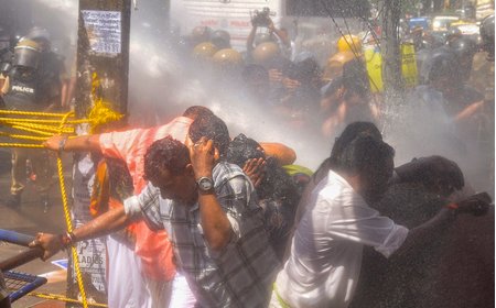 जयपुर में करणी सेना का प्रदर्शन, बैरिकेड्स भी हटाए, पुलिस ने वाटर कैनन का किया इस्तेमाल 