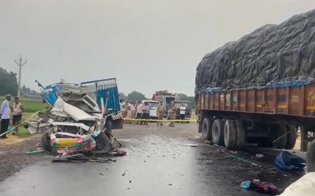 UP Accident News : कासगंज में मैक्स पिकअप और ट्रक के बीच जोरदार भिड़ंत, 3 लोगों की मौत, 23 घायल