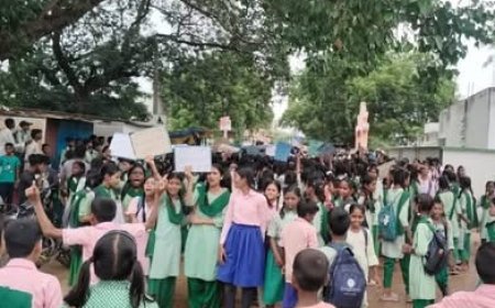 झारखंडः गढ़वा में हेडमास्टर के तबादले के विरोध में छात्रों का चक्का जाम, थाने पर पथराव में पुलिसकर्मी घायल