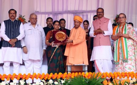 सीएम योगी ने बलिदानी वीरों के परिजनों का किया सम्मान