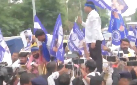 बीपीएससी परीक्षा में अनियमितताओं के खिलाफ पटना में प्रदर्शन, बैरिकेडिंग पर चढ़े प्रदर्शनकारी, लिए गए हिरासत में