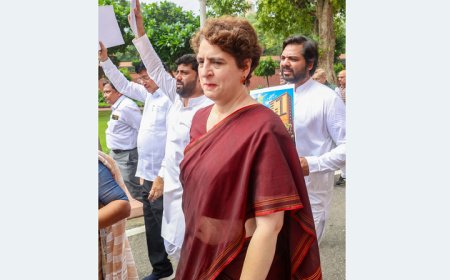 सरकार छात्रों की आवाज दबा रही है, गृहमंत्री संसद में जवाब देने से बच रहे: प्रियंका गांधी