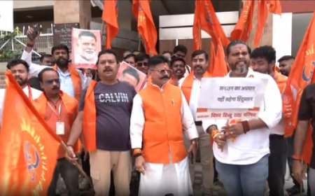 लखनऊ में विश्व हिन्दू रक्षा परिषद का प्रदर्शन, पप्पू यादव के बयान के विरोध में पुतला फूंका 