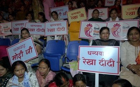 सीएम रेखा गुप्ता ने 'दिल्ली लक्ष्मी योजना' का किया शुभारंभ, लाभार्थी महिलाएं बोलीं- अब हम भी आजाद