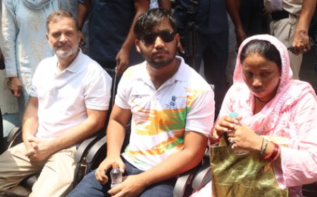 पैलेट गन मामले में संसद मार्ग थाने पहुंचे राहुल गांधी, डीसीपी ऑफिस के बाहर धरने पर बैठे 