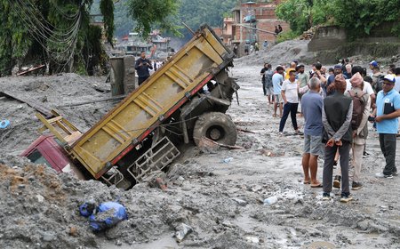 प्रकृति का महाप्रकोप: नेपाल में बाढ़-भूस्खलन से हाहाकार, 900 से अधिक मौतें और हजारों लोग मलबे में लापता