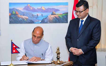 नई दिल्ली स्थित नेपाल दूतावास पहुंचे रक्षा मंत्री राजनाथ सिंह; शोक-पुस्तिका पर किए हस्ताक्षर, बोले- 'हम सुख-दुख के साथी'