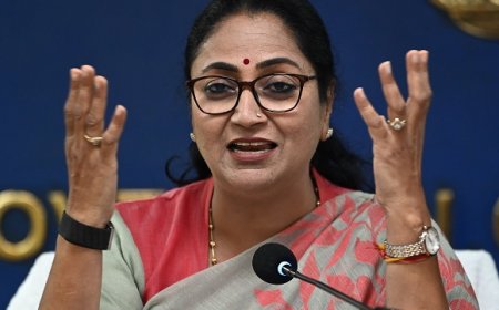 'मेरी बहनें जिंदगी में हमेशा आगे बढ़ें क्योंकि मैं हूं ना', 'दिल्ली लक्ष्मी योजना' के शुभारंभ पर बोलीं मुख्यमंत्री रेखा गुप्ता