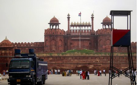 दिल्ली मेयर के ऑफिस को बम से उड़ाने की धमकी, लाल किले में चला तलाशी अभियान