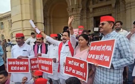 विधानसभा मानसून सत्र: राम मंदिर दान चोरी मामले में सपा ने तीसरे दिन भी किया विरोध-प्रदर्शन