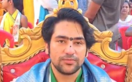धीरेंद्र कृष्ण शास्त्री की युवाओं से अपील, रील्स के साथ वास्तविक जीवन और राष्ट्र के प्रति जिम्मेदारियों पर भी दें ध्यान 