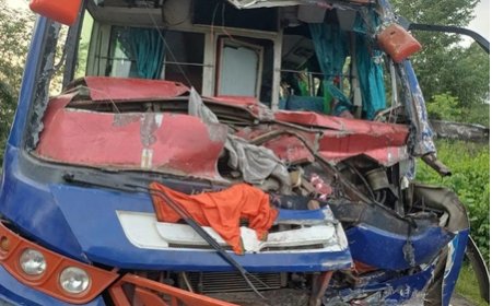 कोडरमा में कांवड़ियों से भरी बस ट्रक से टकराई, तीन की मौत, 50 से अधिक घायल
