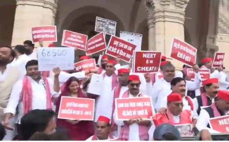 UP vidhan sabha Monsoon Session: उत्तर प्रदेश विधानसभा की कार्यवाही कल तक के लिए स्थगित, समाजवादी पार्टी विधायकों का प्रदर्शन 
