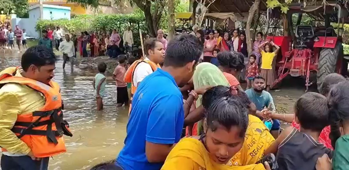 नेपाल से छोड़े गए पानी से महराजगंज में आई बाढ़, कई गांव हुए जलमग्न