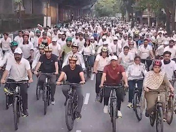 'फिट इंडिया-संडे ऑन साइकिल': डॉ. मांडविया ने विकसित भारत के लिए युवाओं से की स्वस्थ रहने की अपील 