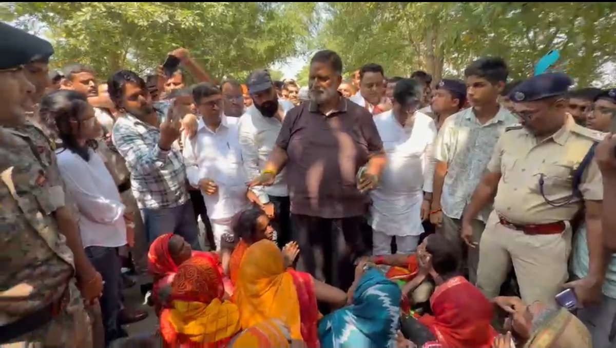 बिहार : बांध टूटने के बाद बाढ़ पीड़ितों के बीच पहुंचे पप्पू यादव, बोले-यह प्राकृतिक नहीं, पॉलिटिकल डिजास्टर है 