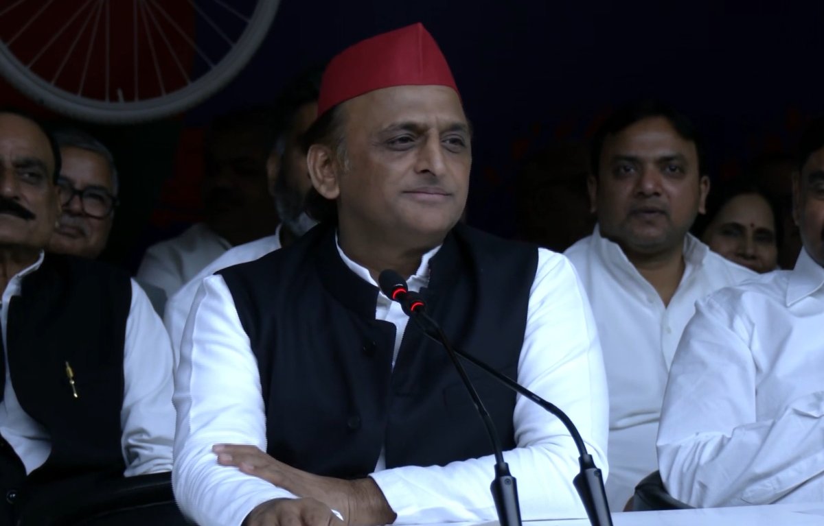 अखिलेश यादव का चुनावी ऐलान : सत्ता में आए तो पुरानी पेंशन बहाल, शिक्षामित्रों को शिक्षक बनाने का वादा  