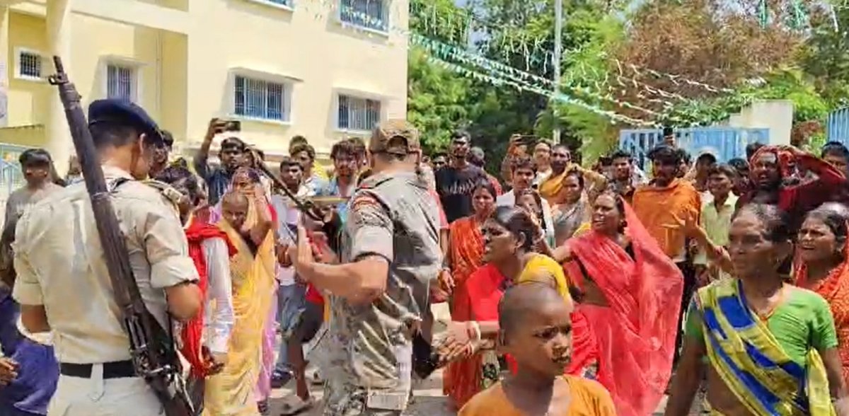 बिहार: बाढ़ग्रस्त शेखपुरा में लोगों ने अधिकारियों को बनाया बंधक, पुलिसकर्मियों के हथियार छीनने की कोशिश