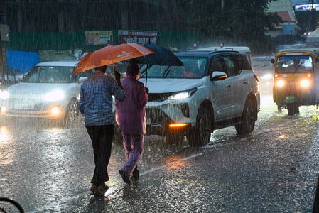 उत्तराखंड में मूसलाधार बारिश का रेड अलर्ट; हिमाचल और यूपी में भी भारी वर्षा की चेतावनी, चारधाम यात्रा पर असर 
