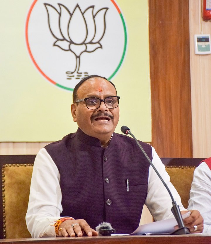 दवा की पर्ची पर हिंदी को तरजीह दें डॉक्टर, मरीज से मातृभाषा में करें संवाद : ब्रजेश पाठक