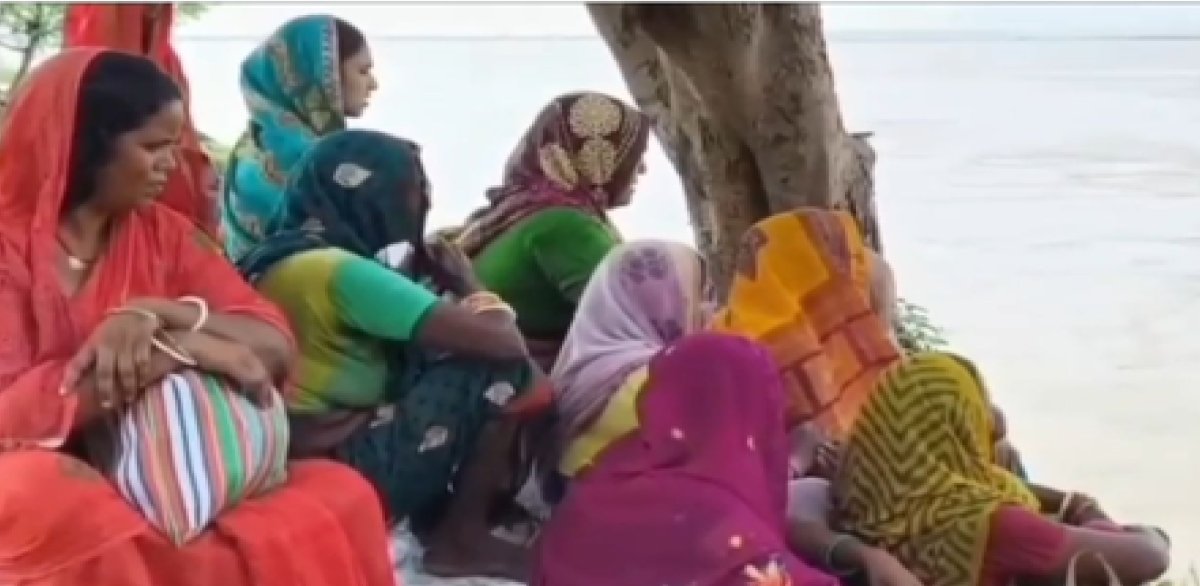 बिहार : 'हे मैया, तोरा प्रणाम...', रौद्र गंगा के आगे महिलाओं ने गीत गाकर शांत होने की लगाई गुहार