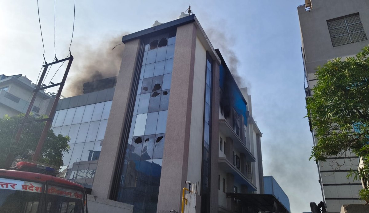 Noida garment factory fire : नोएडा में गारमेंट फैक्ट्री की चौथी मंजिल में लगी भीषण आग, दमकल की 8 गाड़ियों ने पाया काबू