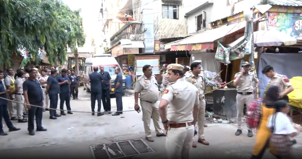 सत्य निकेतन हादसा: दिल्ली सीएम रेखा गुप्ता ने किया घटनास्थल का दौरा, मंत्री सिरसा बोले- 'तय की जाएगी जवाबदेही'
