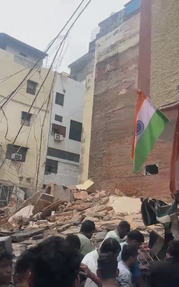 Delhi News : दक्षिण दिल्ली के सत्य निकेतन में इमारत गिरी, कई लोगों के फंसे होने की आशंका 