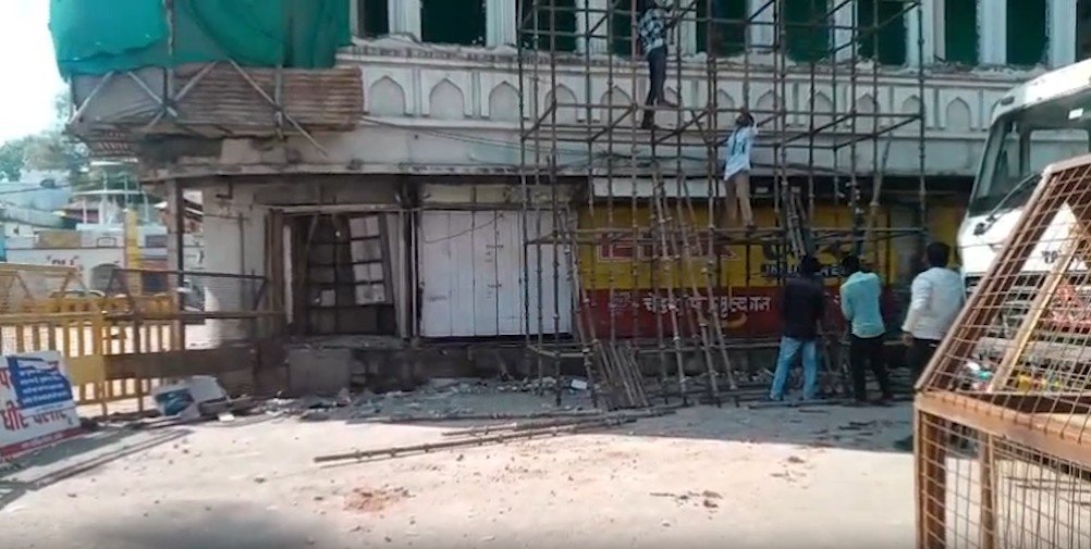 मध्य प्रदेश : कड़ी सुरक्षा के बीच उज्जैन में मस्जिद का अवैध हिस्सा हटाने का काम दूसरे दिन भी जारी 
