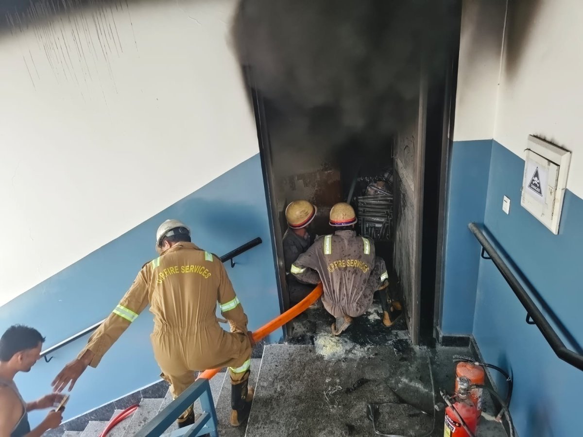 Noida garment factory fire : नोएडा में गारमेंट फैक्ट्री की चौथी मंजिल में लगी भीषण आग, दमकल की 8 गाड़ियों ने पाया काबू