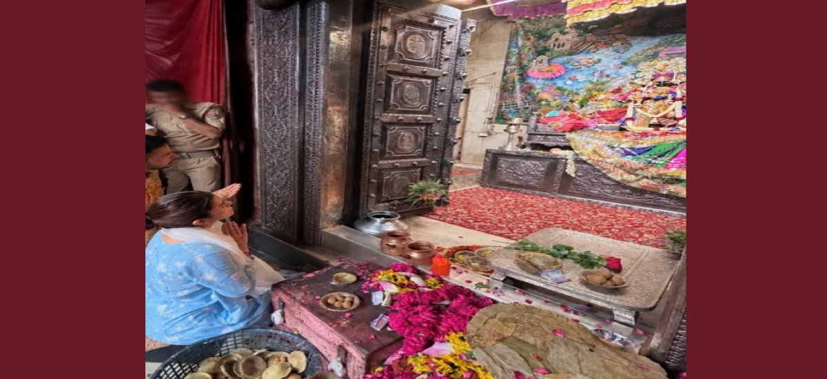 जन्माष्टमी पर ब्रज की गलियों में खोईं निमरत कौर, बांके बिहारी के दर्शन से कृष्ण लीला तक की दिखाई झलक