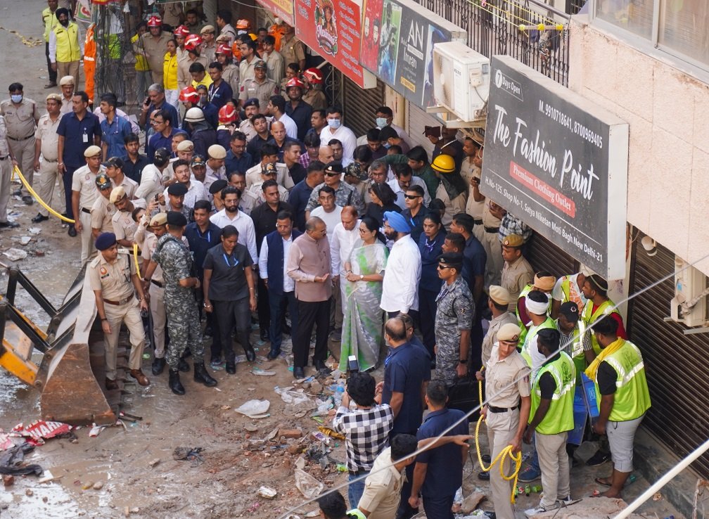 सत्य निकेतन हादसा: लापरवाही बरतने पर एमसीडी के डिप्टी कमिश्नर समेत पांच लोग सस्पेंड 