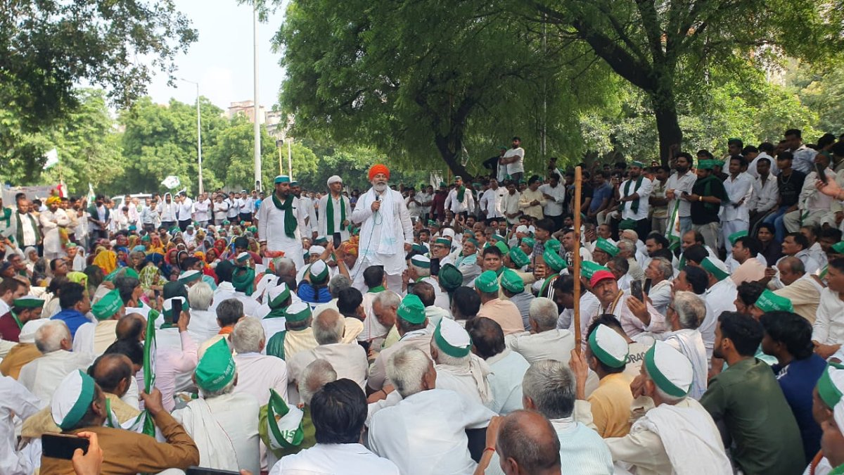 Kisan Protest Noida News Update : अपनी मांगों को लेकर किसानों का धरना तीसरे दिन भी जारी, तीनों प्राधिकरणों के बाहर डटे किसान