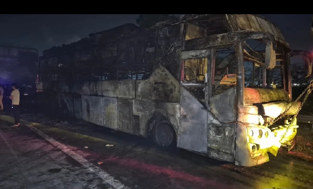 ग्रेटर नोएडा बस अग्निकांड : यात्रियों ने चालक को दी थी जलने की बदबू आने की सूचना, मामले में एफआईआर दर्ज